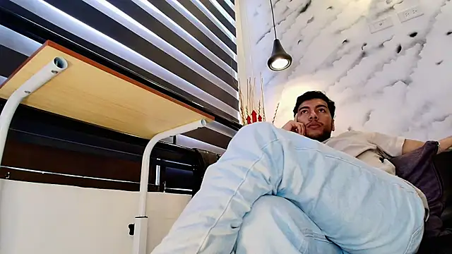 Snapshot of Max_Hornye chatting on February 21, 7:15 pm Max Hornye online show from February 21, 7:15 pm