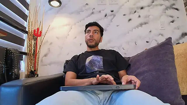 Snapshot of Max_Hornye chatting on February 24, 6:39 pm Max Hornye online show from February 24, 6:39 pm