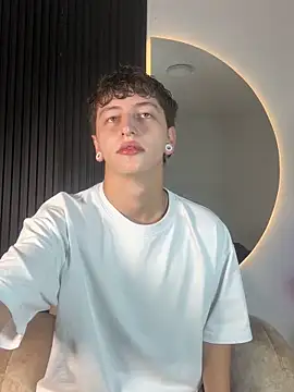 Snapshot of ARON_LUXX chatting on February 10, 3:10 am ARON LUXX online show from February 10, 3:10 am