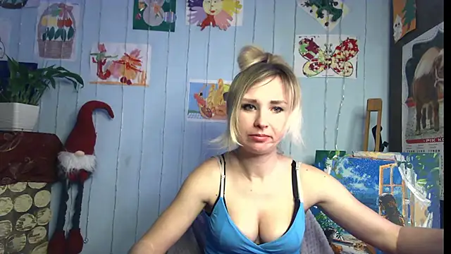 Snapshot of HarleyWidLife chatting on February 9, 11:25 am HarleyWidLife online show from February 9, 11:25 am