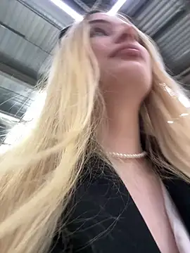 blonde exe online show from April 10, 2:44 pm