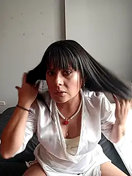 Snapshot of Lyonette_reading1 chatting on February 6, 1:58 pm Lyonette reading1 online show from February 6, 1:58 pm