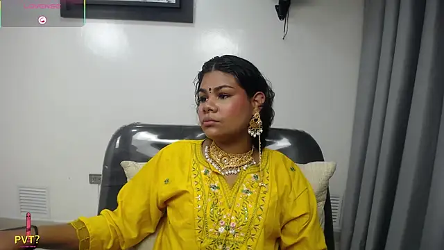 yaazhinii online show from April 12, 12:21 pm