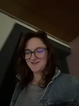 ViviLuu online show from March 13, 3:40 pm