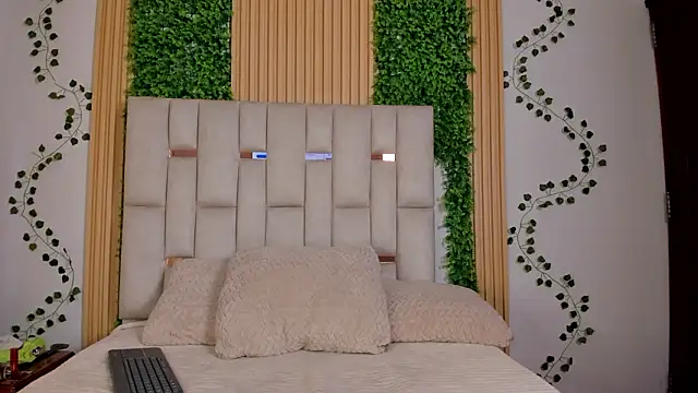 Snapshot of Emma_Nmm chatting on February 24, 7:45 pm Emma Nmm online show from February 24, 7:45 pm