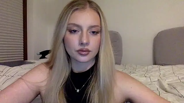 Snapshot of MayaWetDream chatting on February 5, 5:28 pm MayaWetDream online show from February 5, 5:28 pm