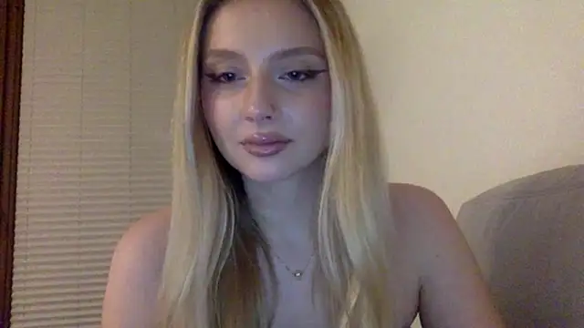 Snapshot of MayaWetDream chatting on March 2, 6:26 pm MayaWetDream online show from March 2, 6:26 pm