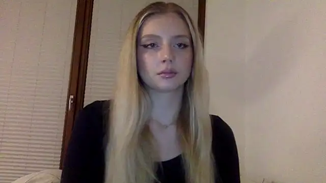 Snapshot of MayaWetDream chatting on March 3, 9:21 pm MayaWetDream online show from March 3, 9:21 pm