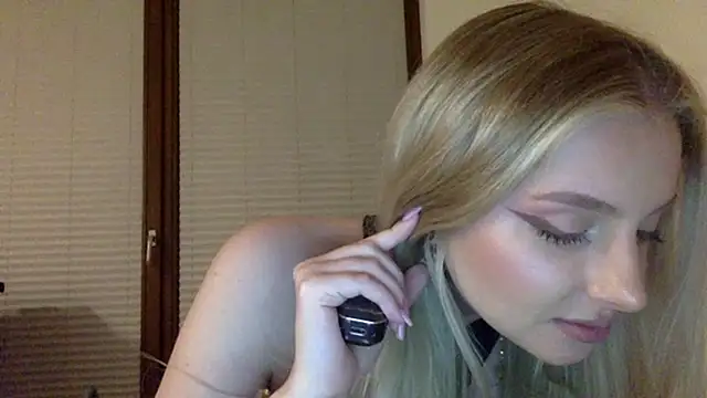 Snapshot of MayaWetDream chatting on April 22, 8:21 pm MayaWetDream online show from April 22, 8:21 pm