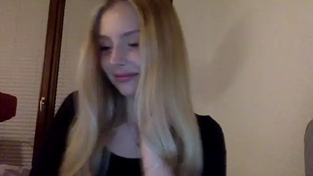 Snapshot of MayaWetDream chatting on April 29, 8:26 pm MayaWetDream online show from April 29, 8:26 pm