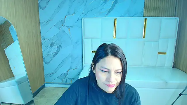 Snapshot of rox_luxury_tf chatting on April 20, 1:25 pm rox luxury tf online show from April 20, 1:25 pm