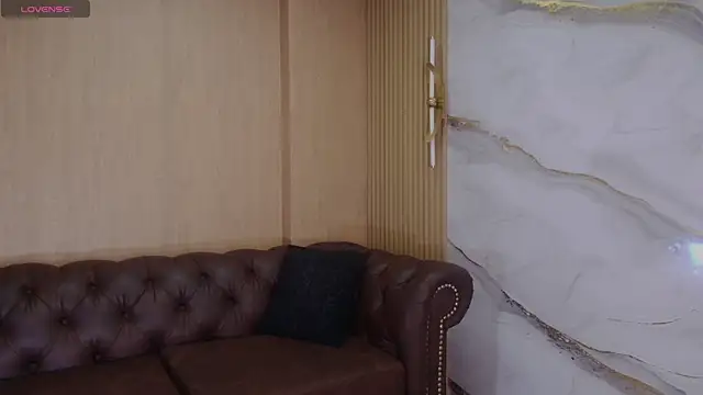 Snapshot of rox_luxury_tf chatting on July 9, 12:53 pm rox luxury tf online show from July 9, 12:53 pm