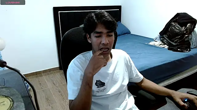 Snapshot of Pedestal_diamant chatting on February 18, 8:05 pm Pedestal diamant online show from February 18, 8:05 pm