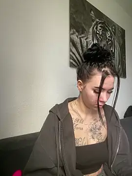 Snapshot of zoeelovee chatting on February 25, 7:51 am zoeelovee online show from February 25, 7:51 am