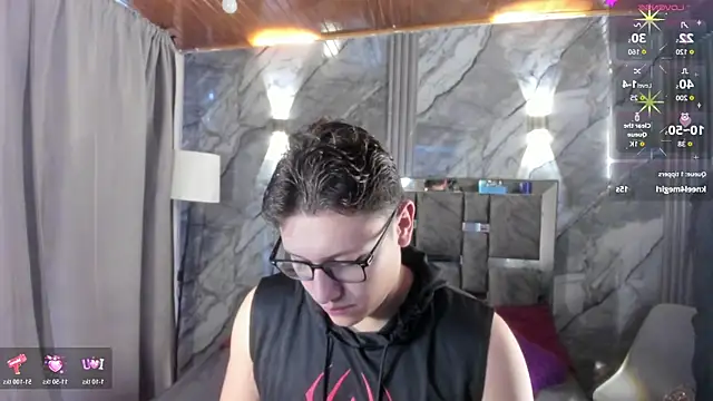 Snapshot of Manson_and_Zoe chatting on June 8, 11:32 am Manson and Zoe online show from June 8, 11:32 am