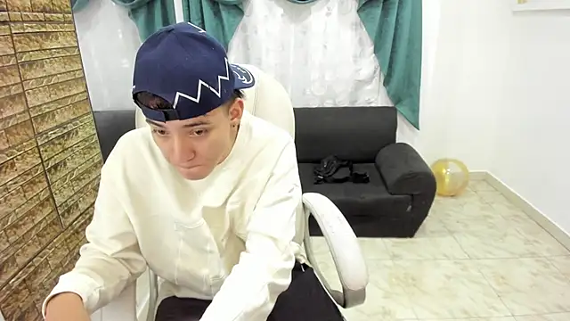 Snapshot of Wesleey-Boy chatting on February 18, 6:59 pm Wesleey-Boy online show from February 18, 6:59 pm