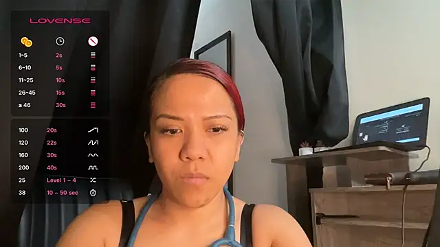 ArielsFeet333 online show from April 8, 9:15 pm