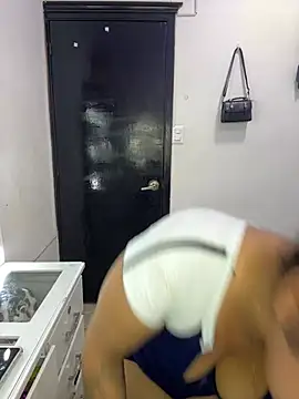 Snapshot of big_booty_girl chatting on February 16, 1:24 am big booty girl online show from February 16, 1:24 am