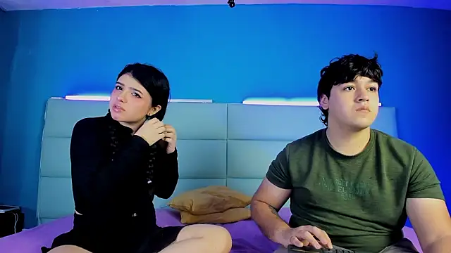 EmilyAndAndrew online show from February 10, 3:43 am