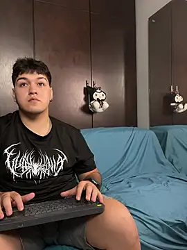 EmilyAndAndrew online show from March 8, 3:54 am