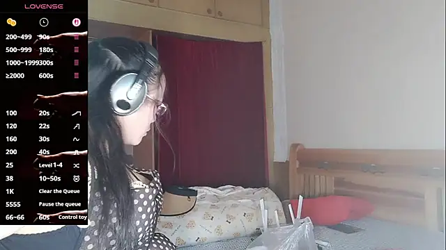 Snapshot of vivi523 chatting on April 6, 5:30 am vivi523 online show from April 6, 5:30 am