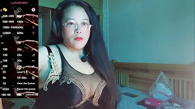 Snapshot of vivi523 chatting on April 7, 2:56 am vivi523 online show from April 7, 2:56 am