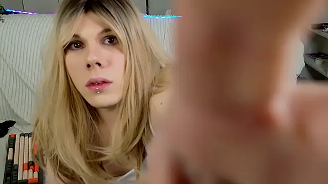 Snapshot of SnezanaLive chatting on March 1, 8:44 pm SnezanaLive online show from March 1, 8:44 pm