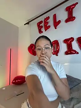 Snapshot of HoneyDolllXXX chatting on February 16, 12:07 am HoneyDolllXXX online show from February 16, 12:07 am