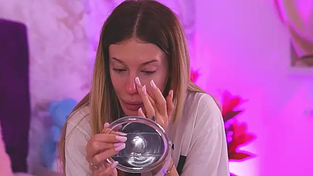 Snapshot of EllinaNuria chatting on February 21, 4:13 am EllinaNuria online show from February 21, 4:13 am