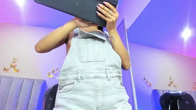 Snapshot of Emma_Hearts chatting on February 21, 4:02 am Emma Hearts online show from February 21, 4:02 am