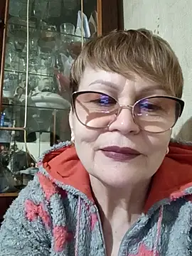 SophieBurns online show from April 8, 1:33 pm