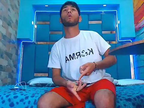 Snapshot of warmNoah chatting on March 3, 7:42 pm warmNoah online show from March 3, 7:42 pm