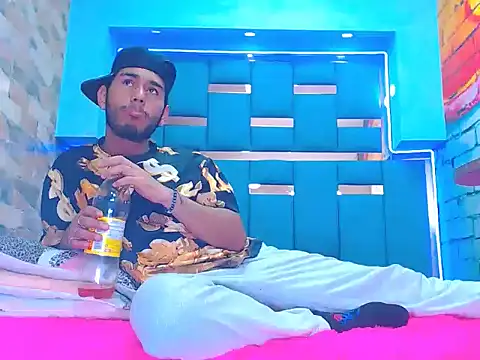 warmNoah online show from March 18, 8:45 pm