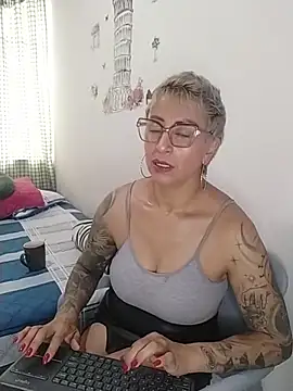 Snapshot of Charlotte_gray_ chatting on February 17, 9:32 pm Charlotte gray online show from February 17, 9:32 pm