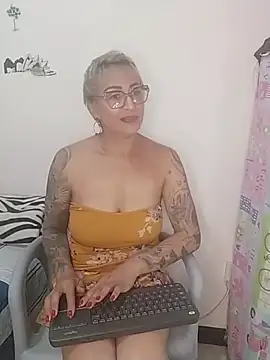 Snapshot of Charlotte_gray_ chatting on February 19, 10:50 pm Charlotte gray online show from February 19, 10:50 pm