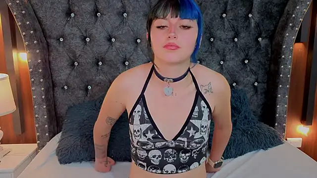 Snapshot of OliviaBonnie chatting on February 8, 8:23 pm OliviaBonnie online show from February 8, 8:23 pm