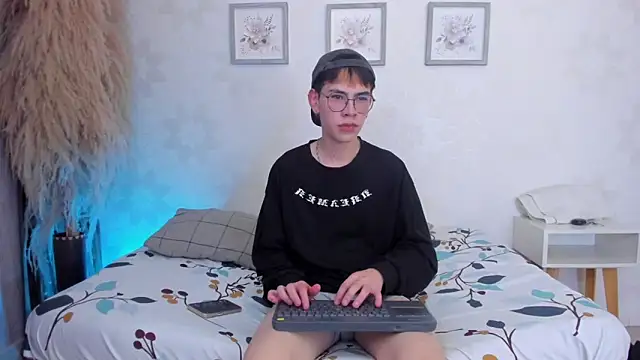 Snapshot of Demian_Hush chatting on February 7, 7:17 pm Demian Hush online show from February 7, 7:17 pm