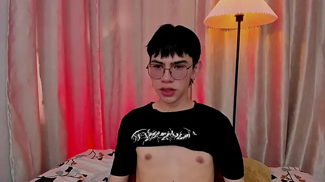 Snapshot of Demian_Hush chatting on February 21, 7:26 pm Demian Hush online show from February 21, 7:26 pm