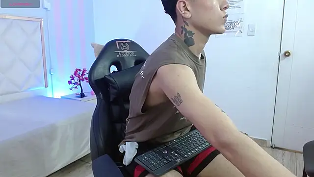 Snapshot of estefan_tay chatting on February 9, 3:10 am estefan tay online show from February 9, 3:10 am