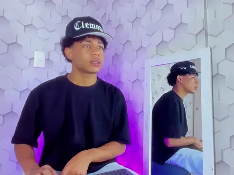 Snapshot of 777_dmz_ chatting on February 10, 1:32 am 777 dmz online show from February 10, 1:32 am