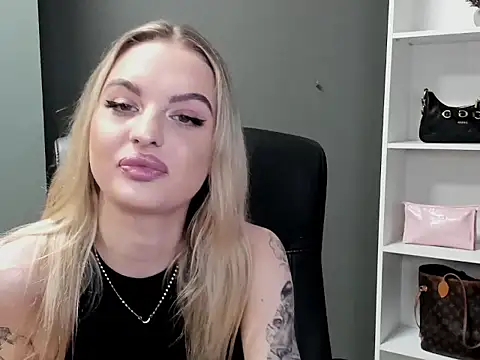 Snapshot of BlankaXCute chatting on February 7, 3:27 pm BlankaXCute online show from February 7, 3:27 pm
