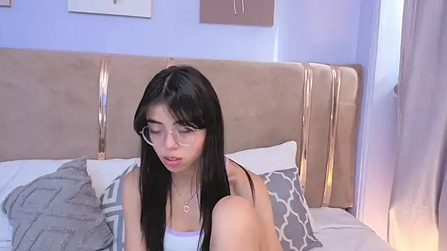 Snapshot of Mia_Naive chatting on June 18, 8:13 pm Mia Naive online show from June 18, 8:13 pm