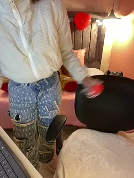 alahia pink online show from February 13, 3:24 am