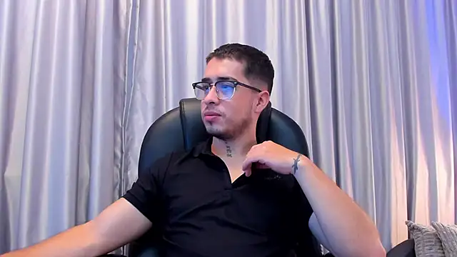 Snapshot of Tommas_Jhonson chatting on May 18, 12:33 pm Tommas Jhonson online show from May 18, 12:33 pm