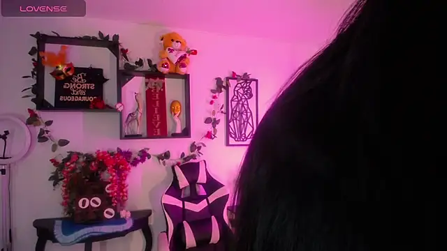 Snapshot of QueenRose94 chatting on February 9, 1:48 pm QueenRose94 online show from February 9, 1:48 pm