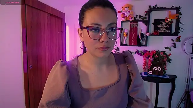 Snapshot of QueenRose94 chatting on February 13, 12:45 pm QueenRose94 online show from February 13, 12:45 pm