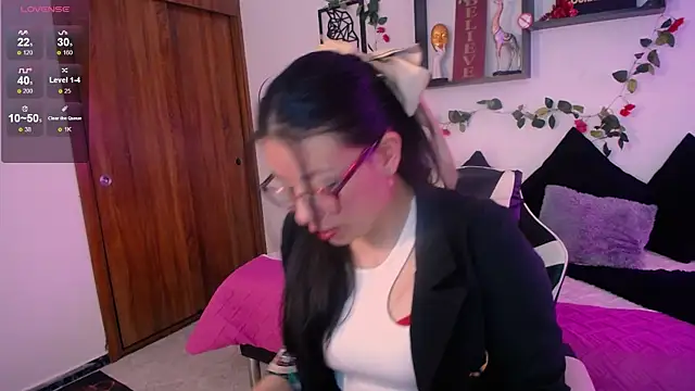 Snapshot of QueenRose94 chatting on February 19, 1:07 pm QueenRose94 online show from February 19, 1:07 pm