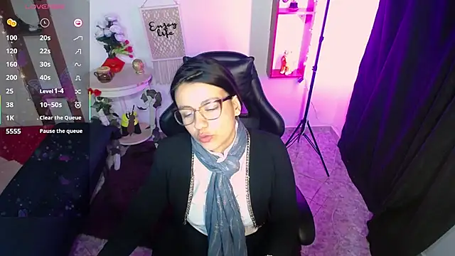 Snapshot of QueenRose94 chatting on March 3, 4:02 pm QueenRose94 online show from March 3, 4:02 pm