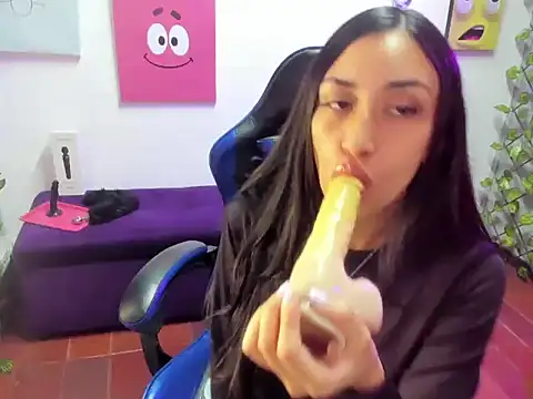 Snapshot of TiffanyDream8 chatting on March 3, 9:42 pm TiffanyDream8 online show from March 3, 9:42 pm