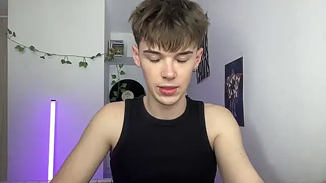 Snapshot of YourMilkyGuy chatting on May 13, 9:33 pm YourMilkyGuy online show from May 13, 9:33 pm
